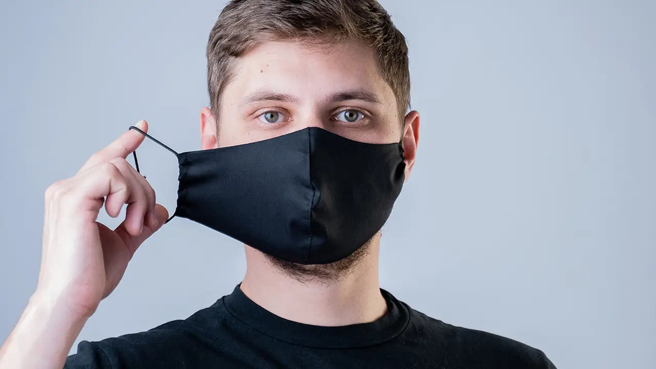 menggunakan masker