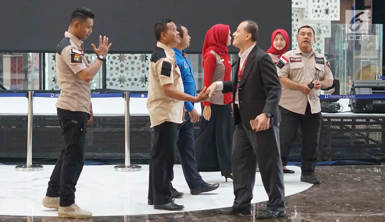 Karyawan bersalaman usai menyanyikan lagu Indonesia Raya di Mal Pesona Square, Depok, Jawa Barat, Rabu (19/6/2019). Pemutaran lagu Indonesia Raya di mal tersebut untuk menumbuhkan rasa nasionalisme pada karyawan. (Liputan6.com/Immanuel Antonius)