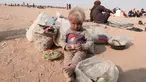 Seorang anak pengungsi Irak beristirahat usai melarikan diri dari kekerasan di Mosul yang dikuasai oleh ISIS di perbatasan Irak, Hasaka Governorate (23/10). Selain Irak pengungsi dari Suriah juga berkumpul dari dekat perbatasan Irak. (REUTERS/Rodi Said)