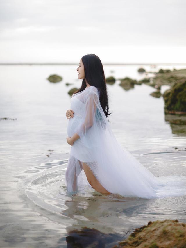 7 Momen Maternity Shoot Bella Bonita di Pantai Ini Tampil Menawan