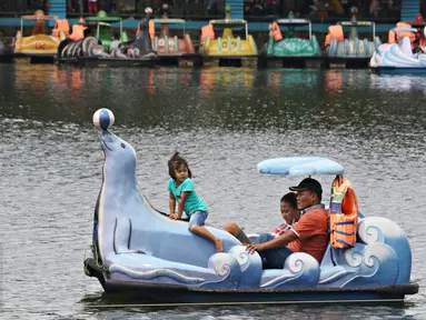 Pengunjung menaiki bebek air di kawasan wisata Setu Babakan, Jakarta Selatan, Sabtu (2/1/2016). Setu Babakan menjadi destinasi wisata alternatif dengan biaya yang relatif terjangkau. (Liputan6.com/Immanuel Antonius)