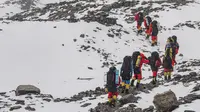 Tim pembangunan jalan membuat rute menuju sebuah kamp pada ketinggian 7.028 meter di Gunung Qomolangma atau Gunung Everest di Daerah Otonom Tibet, China, Minggu (10/5/2020). Teknologi canggih akan dilibatkan dalam pengukuran kali ini. (Xinhua/Sun Fei)