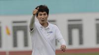 Asisten pelatih Timnas Indonesia, Gong Oh-kyun, saat sesi latihan di Stadion Wibawa Mukti, Cikarang, Senin (13/1/2020). Gong Oh-kyun dinyatakan postif terpapar virus corona. (Bola.com/M Iqbal Ichsan)
