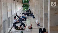 Sejumlah umat muslim yang tengah berpuasa beristirahat usai melaksaanakan shalat Jumat di Istiqlal, Jakarta, Jumat (24/3/2023). (Liputan6.com/Angga Yuniar)