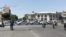Sejumlah mobil polisi berdatangan usai terjadi penyerangan bersenjata di parlemen Iran,  Rabu (7/6). Tiga pria bersenjata dilaporkan melakukan penyerangan di dalam gedung parlemen Iran dengan menggunakan senjata api. (AFP/ATTA KENARE)
