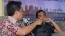 Tim sukses pasangan Cagub DKI Jakarta 2017-2022 Agus-Silvi, Arwani Thomafi (kanan) menyimak pernyataan Direktur Populi Center, Usep S Ahyar saat membahas survei Arah Suara Pemilih Pilgub DKI di Jakarta, Kamis (6/10). (Liputan6.com/Helmi Fithriansyah)