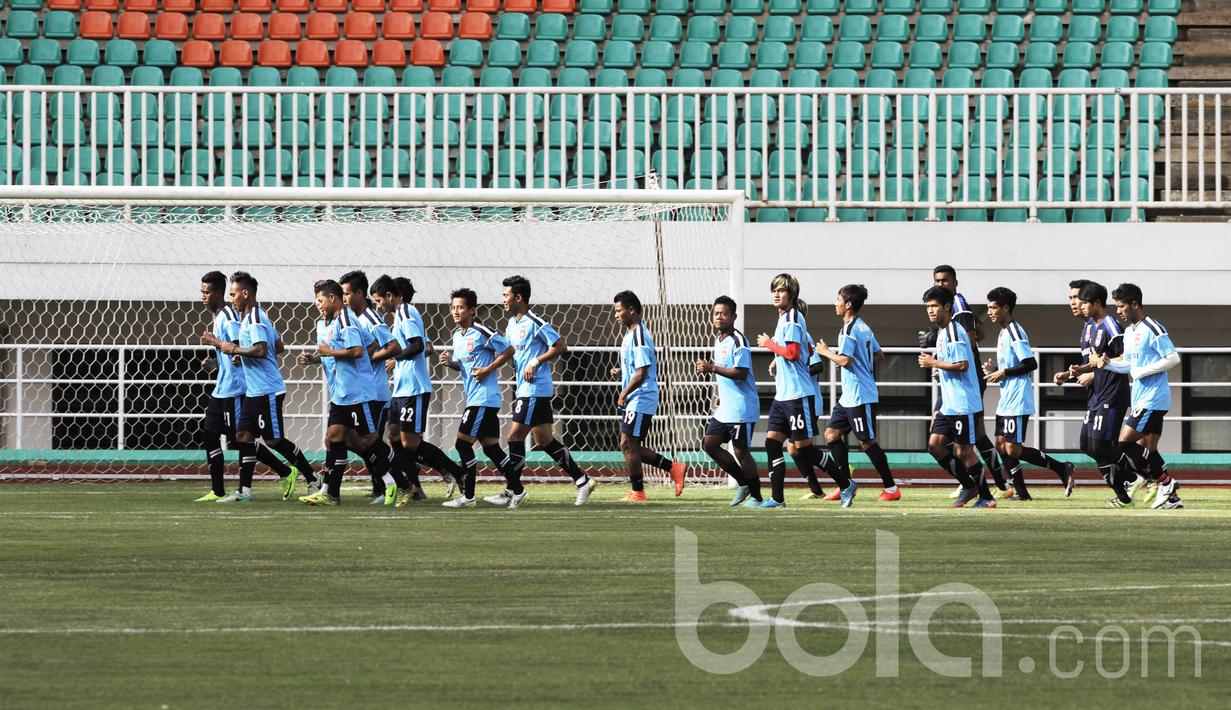 Pemain Timnas Myanmar menggelar latihan jelang pertandingan uji coba melawan Timnas Indonesia U-22. Laga uji coba ini dijadikan Myanmar sebagai persiapan untuk laga kualifikasi Piala Asia 2019 melawan India.  (Bola.com/M iqbal Ichsan)