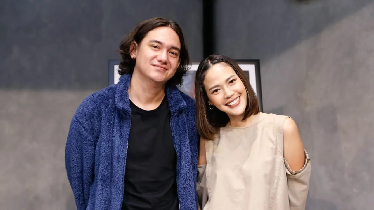 [Fimela] Adipati Dolken dan Della Dartyan di film Kambodja