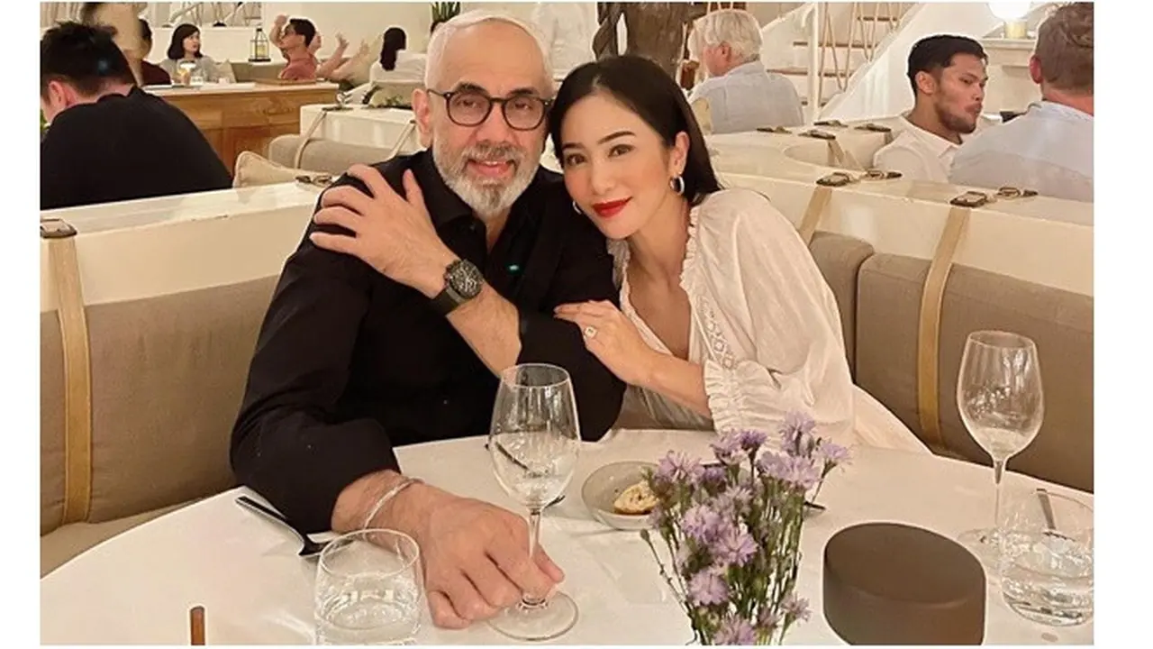 Terpaut Usia 18 Tahun, Ini 6 Momen Bunga Zainal dan Suami Rayakan Anniversary