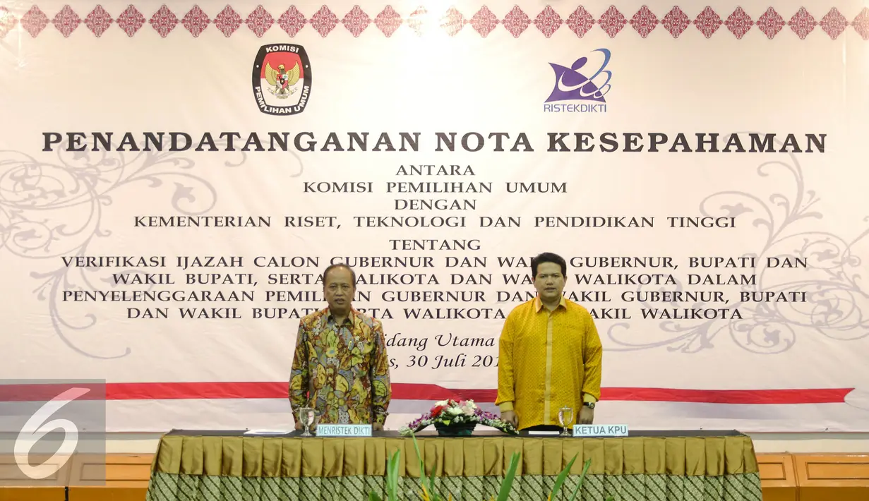 Mohammad Nasir (kiri) bersama Husni Kamil saat mengikuti penandatangan nota kesepahaman di Kantor KPU, Jakarta, Kamis (30/7/2015). Penandatangan terkait kerjasama verifikasi ijazah dalam rangka Pilkada serentak. (Liputan6.com/Faizal Fanani)