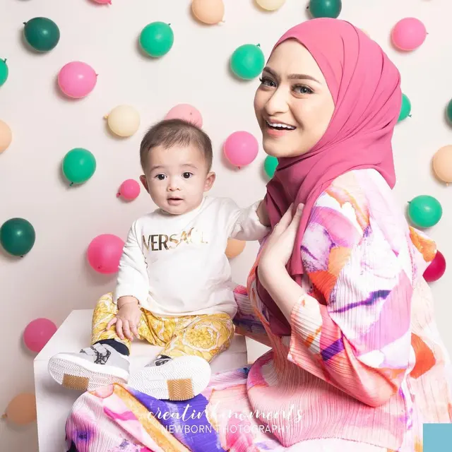 7 Gaya Nathalie Holscher saat Asuh Baby Adzam, Tetap Stylish