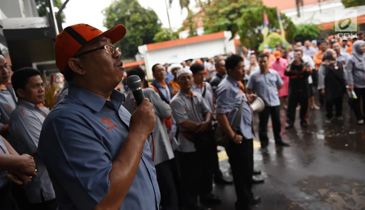 Seorang karyawan PT Pos Indonesia berorasi saat berunjuk rasa di depan Gedung Direksi PT Pos Indonesia, Jakarta, Senin (25/6). Mereka menuntut direksi membagi keuntungan kepada para pekerja sesuai dengan perjanjian kerja sama. (Liputan6.com/Arya Manggala)
