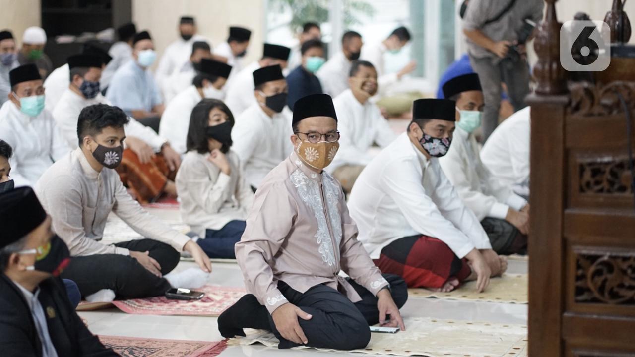 FOTO: Gubernur dan Wakil Gubernur DKI Jakarta Salat Idul Adha di Masjid Balai Kota
