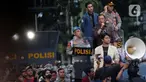 Menteri Sekretaris Negara (Mensesneg) Prasetyo Hadi (tengah) berbicara kepada para mahasiswa yang menggelar aksi unjuk rasa di kawasan Patung Kuda Arjuna Wiwaha, Jakarta, Kamis (20/2/2025). (Liputan6.com/Helmi Fithriansyah)