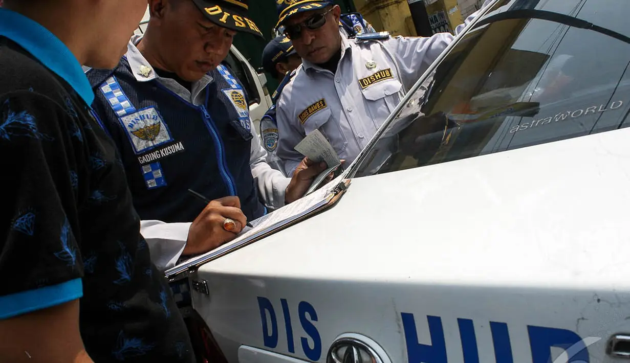 Seorang pengendara terlihat pasrah saat petugas memergoki mobilnya parkir sembarangan di Jalan Pramuka, Jakarta, Kamis (18/9/2014) (Liputan6.com/Faizal Fanani)