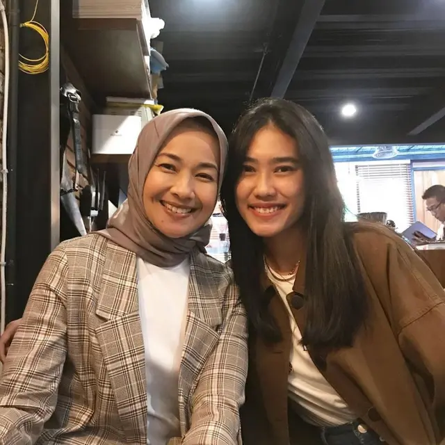 Sama-sama Jadi Artis, Ini 6 Potret Kompak Artis Cantik dan Keponakannya