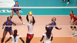 Suasana pertandingan babak penyisihan grup A Kejuaraan Bola Voli putri AVC Challenge Cup 2023 antara Timnas Indonesia melawan Filipina yang berlangsung di GOR Tri Dharma Gresik, Selasa (20/6/2023). (Bola.com/Dok. PBVSI)