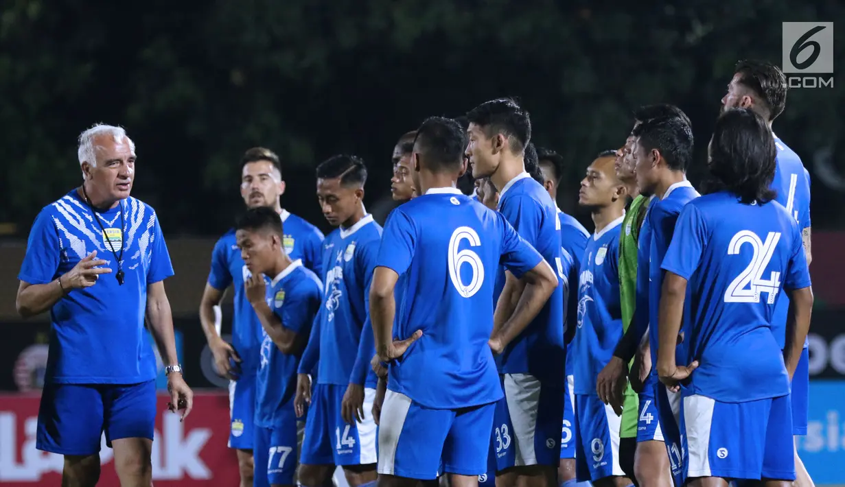 Pelatih Persib, Mario Gomez (kiri) memberi arahan jelang latihan resmi lanjutan Go-Jek Liga 1 Indonesia 2018 bersama Bukalapak di Stadion PTIK, Jakarta, Jumat (29/6). Persib akan melakoni laga melawan Persija, (30/6). (Liputan6.com/Helmi Fithriansyah)