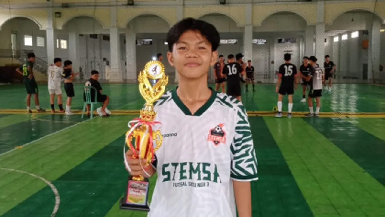 Rizki Abdul Salam saat menjuarai perlombaan futsal antar sekolah. Foto : (Istimewa)