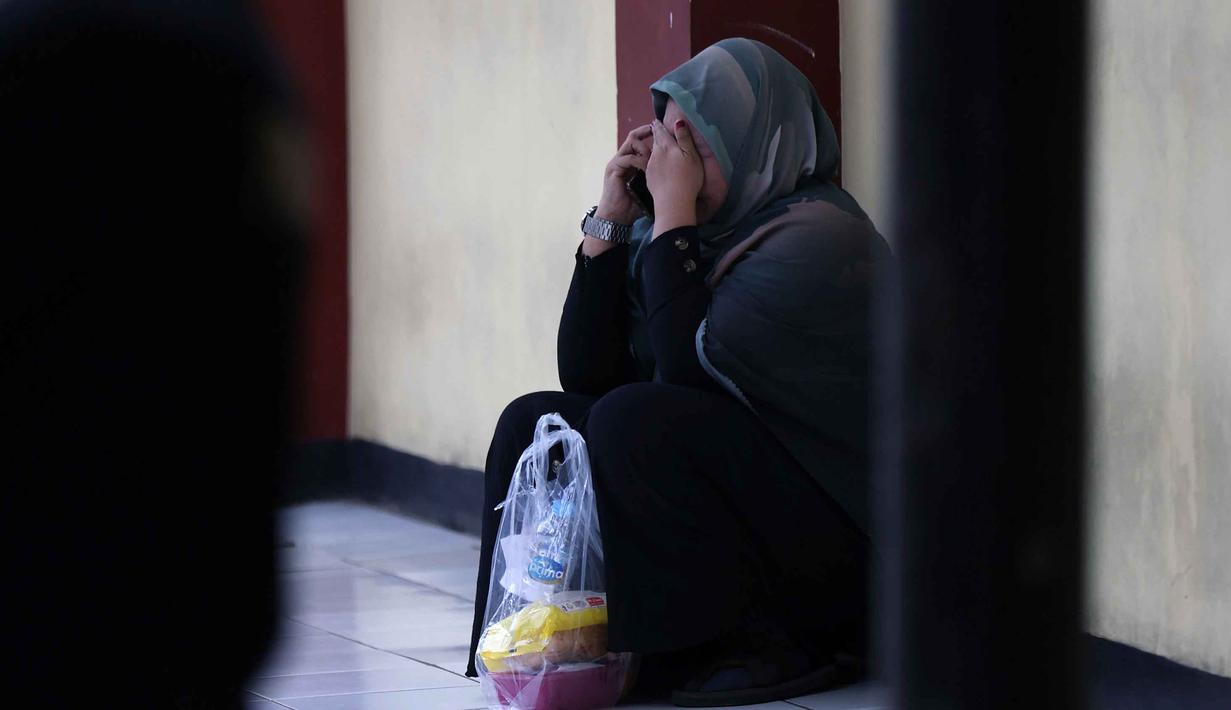 Salah satu keluarga korban kecelakaan kereta api, yang melibatkan KA Argo Bromo Anggrek dan KRL Commuter Line di Stasiun Bekasi Timur, saat menanti identifikasi jenazah korban di Rumah Sakit Polri Kramat Jati, Jakarta Timur, Selasa (28/4/2026). (Kapanlagi.com/Budy Santoso)