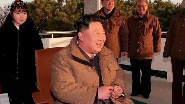 Dalam sebuah video yang dirilis oleh KCNA, putri Kim Jong Un, Kim Ju Ae (kiri) terlihat mengenakan jaket berkerudung keluaran rumah mode Christian Dior. (Dok. KCNA/KOREA HERALD/ASIA NEWS NETWORK)