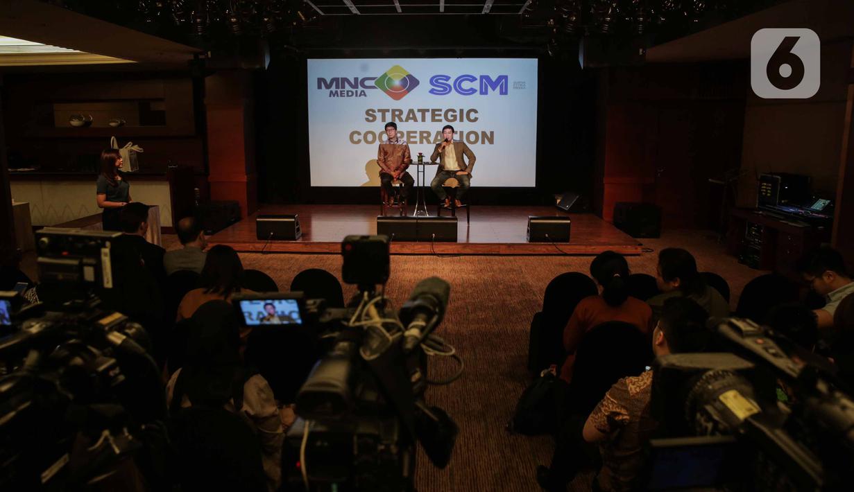 CEO PT Surya Citra Media Tbk Sutanto Hartono (kiri) dan Dirut Media Nusantara Citra Tbk David Fernando Audy menyampaikan keterangan usai menandatangani MoU kerja sama di Jakarta, Kamis (12/12/2019). SCM dan MNC menjalin kerja sama untuk meningkatkan sektor bisnis. (Liputan6.com/Faizal Fanani)