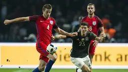 Bek Inggris, Eric Dier, menghadang laju striker Jerman, Mario Gomes, pada laga persahabatan di Stadion Olimpiastadion, Berlin, Sabtu (26/3/2016). Jerman takluk 2-3 dari Inggris. (AFP/Odd Andersen)