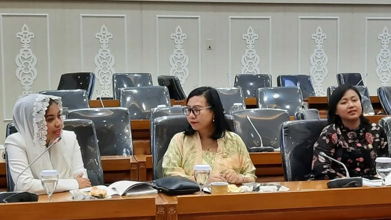 Anggota DPD RI asal Sultra, Wa Ode Rabia Al Adawia Ridwan (paling kiri).(Liputan6.com/Ahmad Akbar Fua)