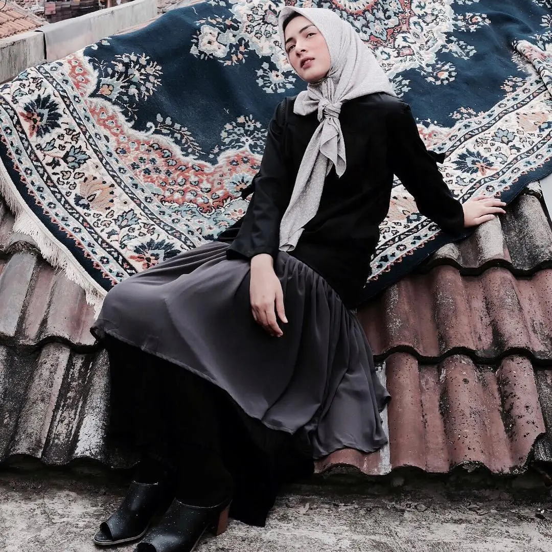 Busana hijab yang dipadukan dengan stocking hitam. (sumber foto: @bellattamimi/instagram)