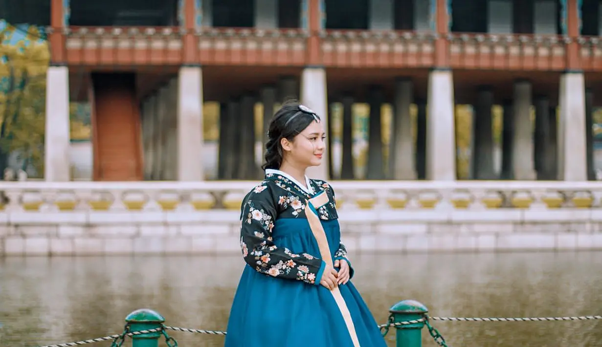 Gita Gutawa memilih mengenakan hanbok atas hitam dengan motif bunga-bunga, yang dipadukan dengan rok warna biru. Sungguh sangat cantik bukan? [Foto: IG/@gitagut]