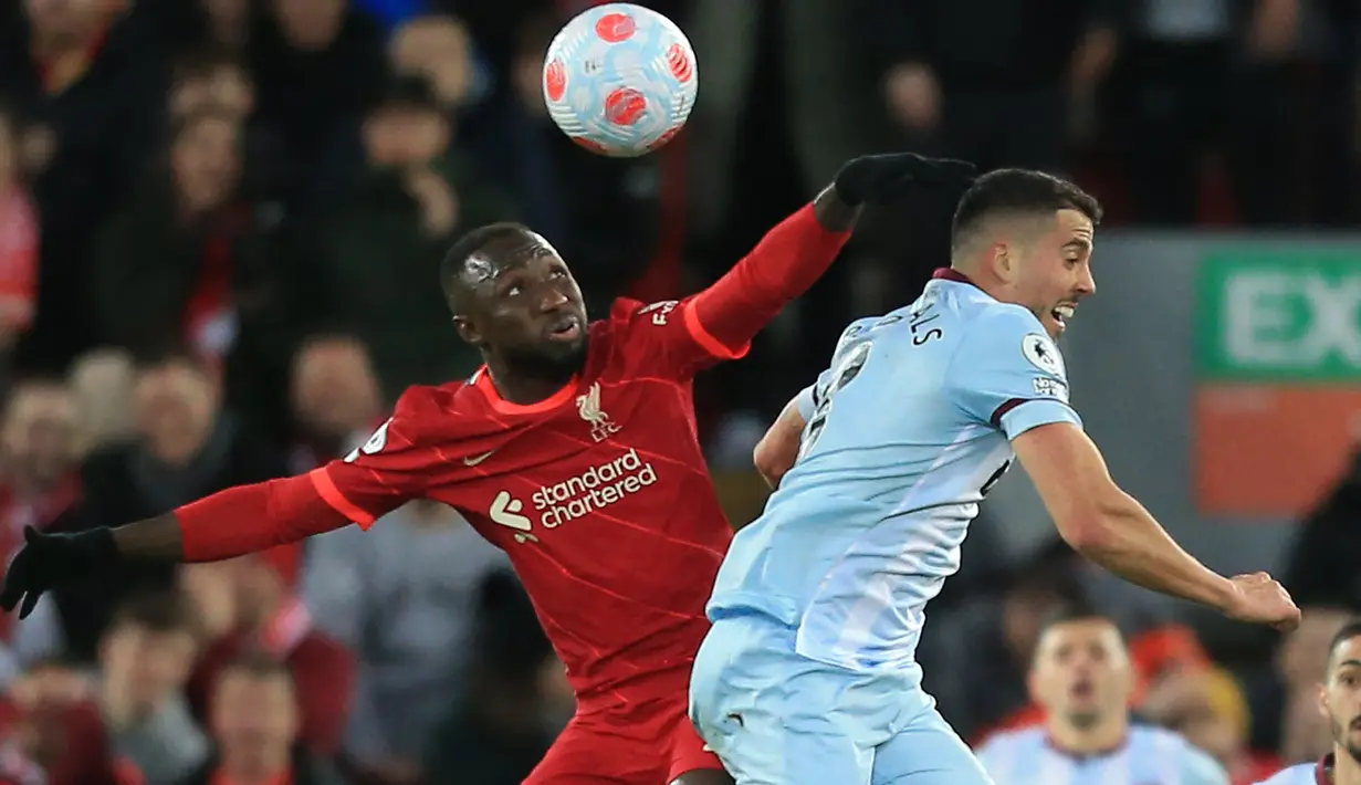 Naby Keita. Gelandang asal Guinea berusia 27 tahun ini didatangkan RB Leipzig dari klub Austria RB Salzburg pada awal musim 2016/2017 dengan nilai transfer 29,75 juta euro atau setara Rp465,7 miliar. Usai dua musim dan total tampil dalam 70 laga di semua ajang dengan torehan 17 gol dan 15 assist, Liverpool tertarik untuk merekrutnya pada awal musim 2018/2019 dengan mahar senilai 60 juta euro atau setara Rp939,2 miliar. Kabar terbaru, Liverpool berniat menukarnya dengan pemain Inter Milan, Nicolo Barella di musim 2022/2023. (AFP/Lindsey Parnaby)