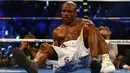 Timothy Bradley terjatuh usai terkena pukulan dari Manny Pacquiao di MGM Grand Garden Arena, Las Vegas, AS, (9/4). Tinju yang menghabiskan 12 ronde ini dimenangkan oleh Manny Pacquiao. (Mark J. Rebilas-USA TODAY Sports)