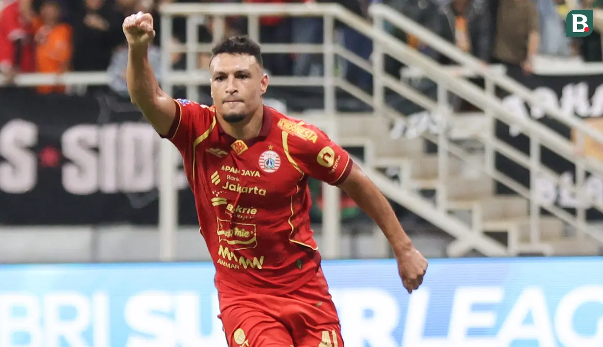 Pemain Persija Jakarta, Alaaeddine Ajaraie usai mencetak gol pertama ketika melawan PSM Makassar pada pekan ke-22 BRI Super League 2025/2026 yang digelar di Jakarta International Stadium, Jumat (20/2) malam WIB. (Bola.com/Abdul Aziz)
