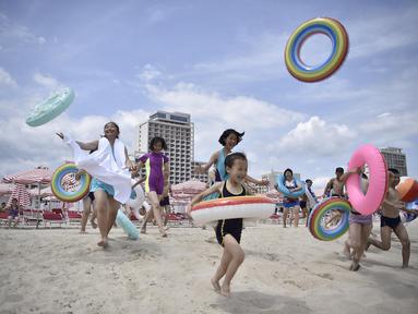 Wisatawan domestik mengunjungi pantai di Kawasan Wisata Pesisir Wonsan Kalma di Wonsan, Provinsi Kangwon, Korea Utara pada tanggal 1 Juli 2025. (KIM Won Jin/AFP)