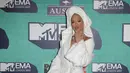 Penyanyi Rita Ora menghadiri MTV Europe Music Awards (MTV EMA) 2017 di The SSE Arena, London, Minggu (12/11). Rita Ora yang menjadi host sekaligus pengisi acara MTV EMA 2017, muncul di karpet merah secara mengejutkan. (Daniel LEAL-OLIVAS/AFP)
