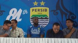 Stiker Persib Bandung, Carlton Cole, diperkenalkan kepada wartawan. Bomber berusia 33 tahun mengungkapkan keputusannya bergabung dengan Maung Bandung karena mantan rekan setimnya di Chelsea, Michael Essien. (Bola.com/Erwin Snaz)