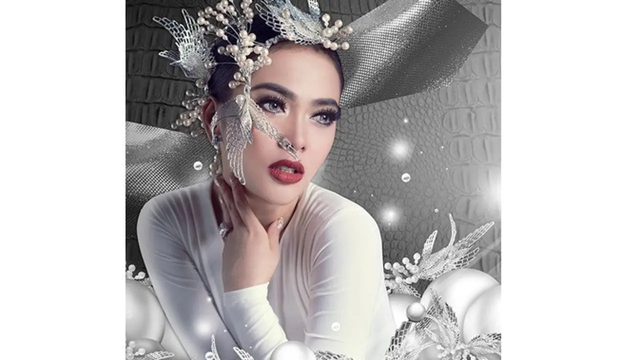 7 Hiasan Kepala Syahrini Berdesain Unik, Ada Bentuk Tudung Saji