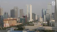 Suasana gedung-gedung bertingkat yang diselimuti asap polusi di Jakarta, Selasa (30/7/2019). Badan Anggaran (Banggar) DPR bersama dengan pemerintah menyetujui target pertumbuhan ekonomi Indonesia berada di kisaran angka 5,2% pada 2019 atau melesat dari target awal 5,3%. (Liputan6.com/Angga Yuniar)