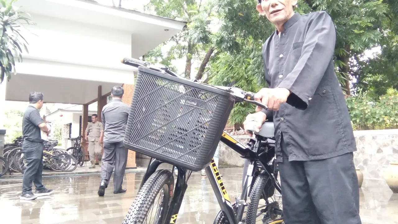 Sosok Manula di Balik Program Bulan Kasih Sayang Purwakarta 