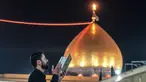Seorang Muslim Syiah membaca Al-Quran, saat melaksanakan Itikaf di Masjid Kufa, selatan Baghdad, Irak, pada 12 Maret 2026. (Qassem al-KAABI/AFP)