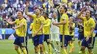 Para pemain Swedia menyapa suporter usai mengalahkan Swiss pada babak 16 besar Piala Dunia di Stadion St Petersburg, St Petersburg, Selasa (3/7/2018). Swedia menang 1-0 atas Swiss. (AP/Martin Meissner)