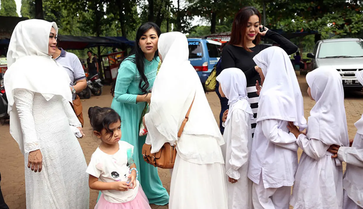 Ibunda Jupe yang ditemui usai memanjatkan doa menceritakan kondisinya saat ini pasca ditinggal anaknya. Ia merasa bahwa saat ini Jupe masih ada, lantaran sebenarnya sang ibu tak menyangka atas kepergian Jupe ini. (Nurwahyunan/Bintang.com)