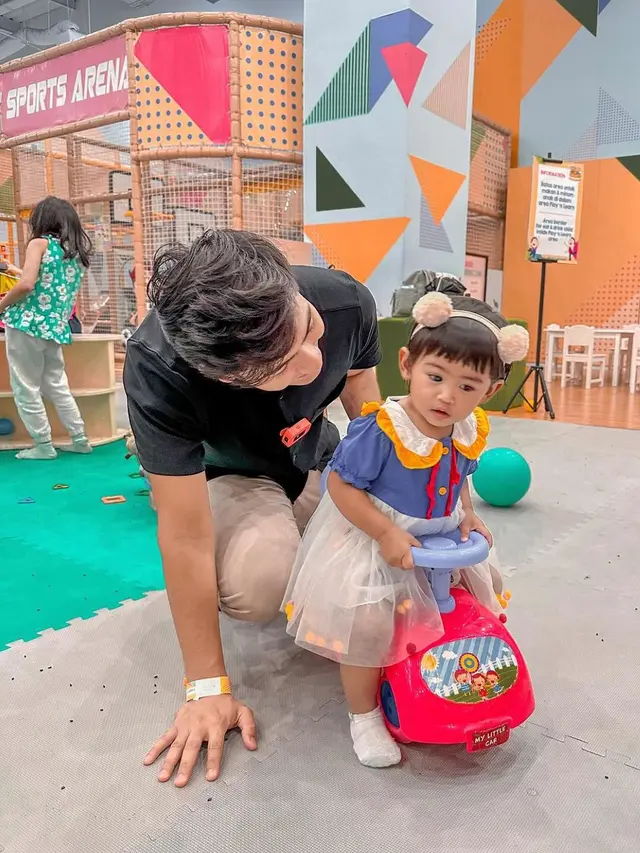 Potret Gemas Teuku Ryan Menemani Moana Bermain