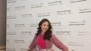 Tampil tampil bright dengan atasan pink turtleneck, dipadukan outer organza dan long skirt putihnya, penampilan Yasmin Napper ini curi perhatian. (FOTO: instagram.com/yasminnapper/)