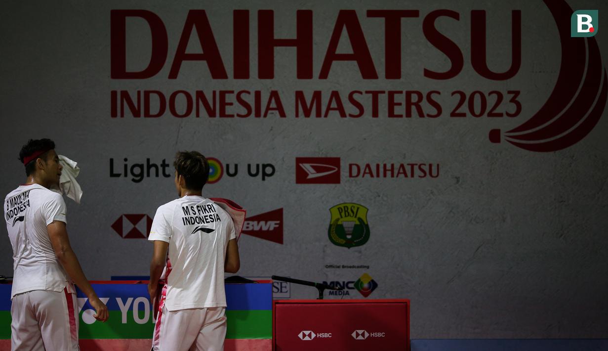 Pebulutangkis ganda putra Indonesia, Muhammad Sohibul Fikri/Bagas Maulana bersiap meninggalkan lapangan setelah bertanding melawan pebulutangkis ganda putra Jepang Takuro Hoki/Yugo Kobayashi Jonatan pada laga perempat final Indonesia Masters 2023 di Istora Senayan, Jakarta, Jumat (27/01/2023). Bagas/Fikri kalah dengan skor 11-21, 13-21. (Bola.com/Bagaskara Lazuardi)