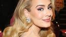 <p>Adele terlihat segar dan modern dengan warna berry yang romantis. Ia merias kelopak mata, pipi, dan bibirnya dengan cantik. Foto: Glamour.</p>