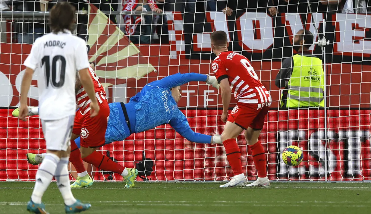 <p>Real Madrid tersandung dalam misinya menjaga persaingan dengan Barcelona sebagai juara Liga Spanyol. Los Blancos kalah 2-4 dalam lawatan ke markas Girona. (AP Photo/Joan Monfort)</p>