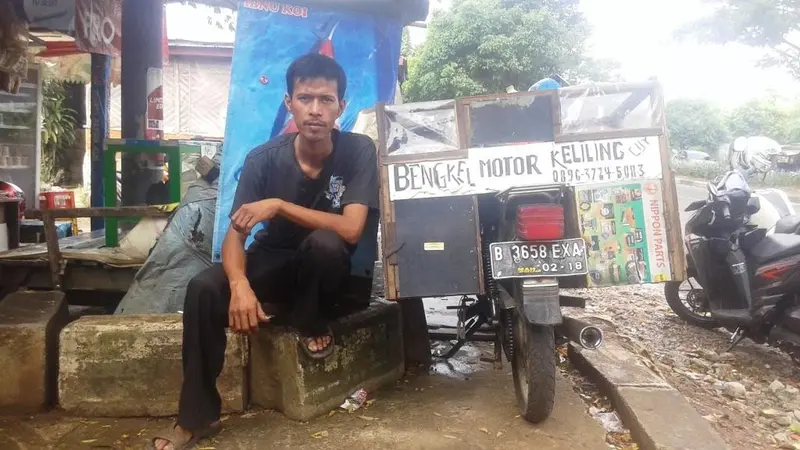 Lutfi dan bengkel motor kelilingnya