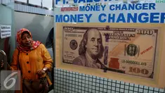 Seorang pengunjung mendatangi tempat penukaran uang di Jakarta, Senin (24/8/2015). Nilai tukar rupiah terhadap dolar Amerika Serikat (AS) terus menguat, Posisi dolar terus beranjak hingga di kisaran Rp 14.150. (Liputan6.com/Johan Tallo)