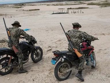 Tentara berpatroli menggunakan motor saat melaksanakan Operation Mercury di Provinsi Tambopata, Peru, 27 Maret 2019. Operation Mercury merupakan operasi yang diluncurkan oleh pemerintah Peru untuk mengusir penambang ilegal di hutan Amazon. (AP Photo/Rodrigo Abd)